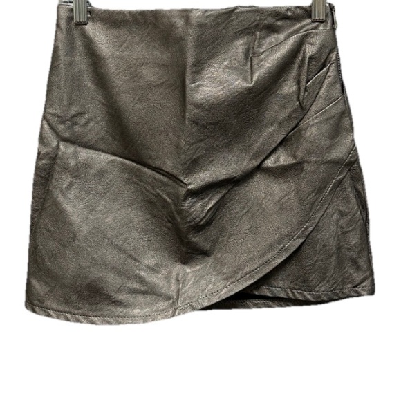 Venti6 Women’s Silver Platinum Faux Leather Mini Skirt Asymmetrical Size M CUTE - Picture 2 of 10